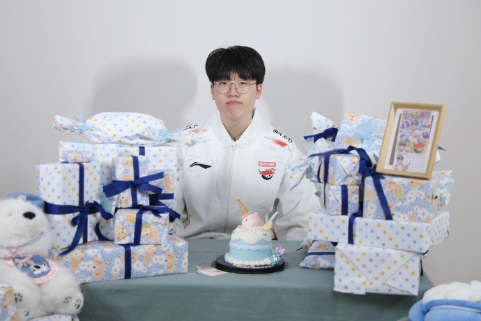 AL分享Kael五周年礼物开箱返图：大家为什莫给我这么多这个狗呀？